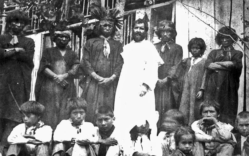 El padre Pío Aza con nativos machiguengas del Chirumbia
