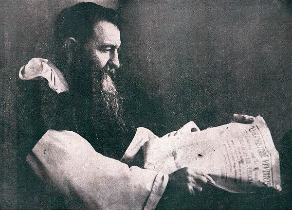 Fray José Pío Aza leyendo el periódico