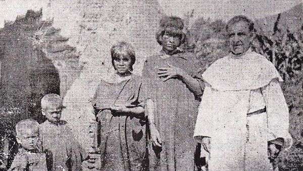 Padre Pío Aza con familia machiguenga en Koribeni