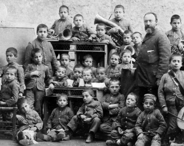 bartolo-longo-con-hijos-de-encarcelados-noticia_imagen_dentro