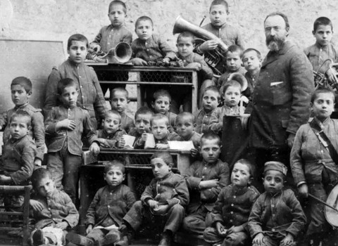 Bartolo Longo con hijos de encarcelados