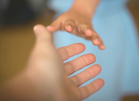Jesús, tocando al enfermo, lo curó