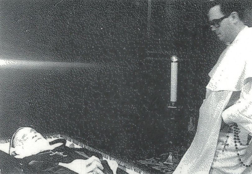 el-p-molero-reza-ante-el-cuerpo-del-p-merino-ancho_completo