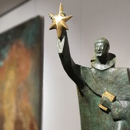 escultura de salas y pintura en exposicion dies natalis