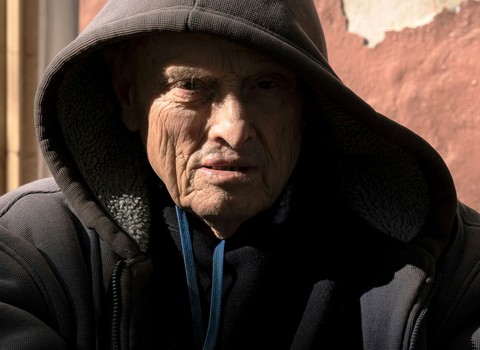 ¡Cállate y sal de él!