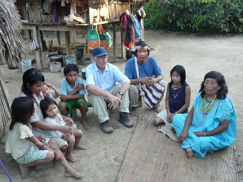 misionero con comunidad de pueblos originarios