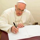 papa francisco escribiendo
