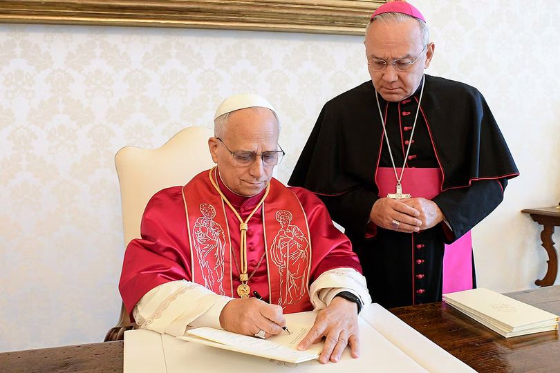 papa-leon-xiv-firma-ancho_completo