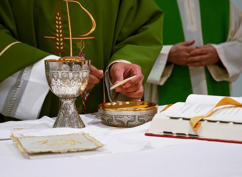 Los partió y se los iba dando