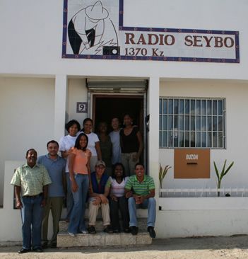 FORD premia a Radio Seybo por la iniciativa a favo
